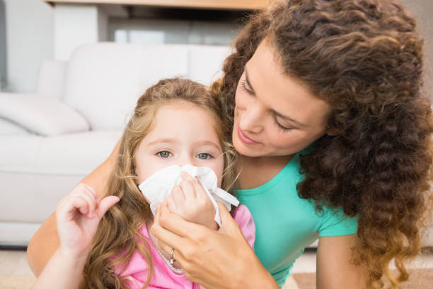 ajuda a mãe filha soprar o nariz dela - human parainfluenza virus - fotografias e filmes do acervo