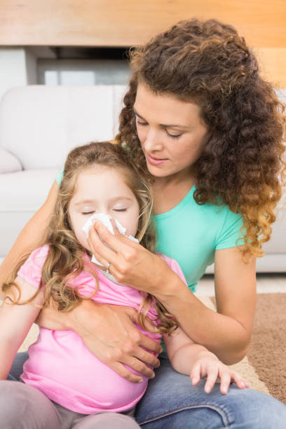 carinho de mãe ajudando sua filha a assoar o nariz - human parainfluenza virus - fotografias e filmes do acervo