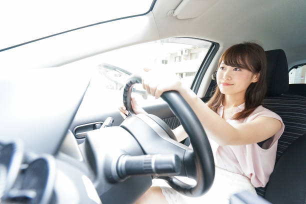 giovane donna alla guida di un'auto - driving women rear view sitting foto e immagini stock