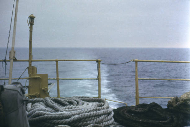 zdjęcie z filmu. slajd kolorowe vintage. pokład statku i liny cumownicze. - moored nautical equipment circle rope zdjęcia i obrazy z banku zdjęć