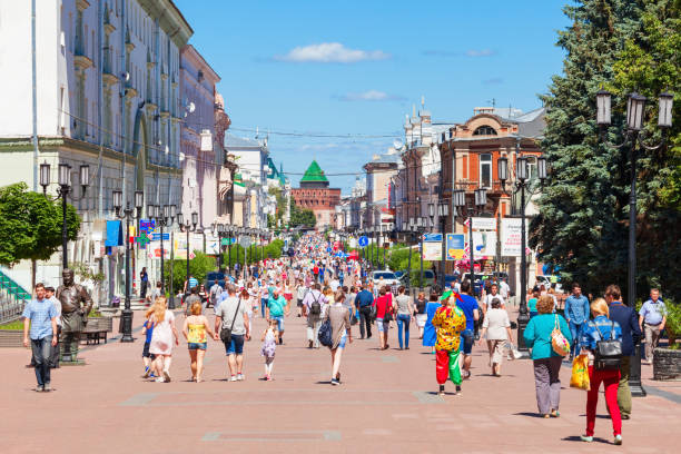 bolschaja pokrowskaja, nischni nowgorod - novgorod stock-fotos und bilder