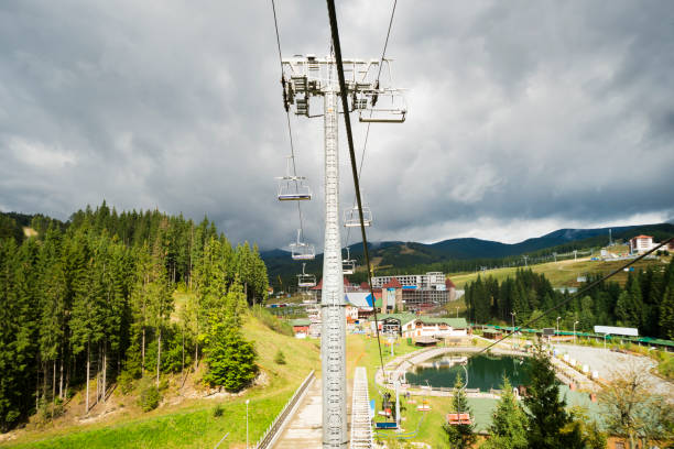 la popular estación de esquí de bukovel en el otoño. cárpatos ucranianos. - overhead cable car summer ski lift scenics fotografías e imágenes de stock