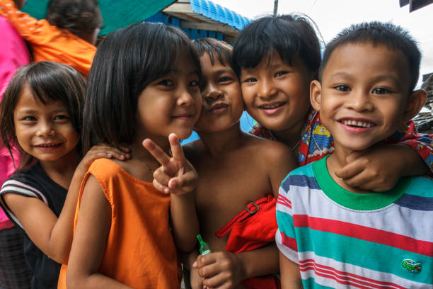 kambodschanische kinder in einem fischerdorf - kambodschaner stock-fotos und bilder