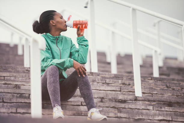 ランナー女性屋外精製水を飲んでいます。 - purified water bottle water drink ストックフォトと画像