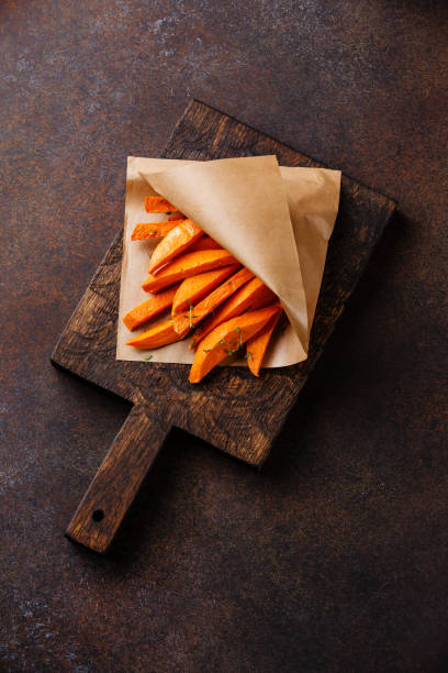 fatias de batata-doce para enfeite - sweet potato french fries yam baked - fotografias e filmes do acervo