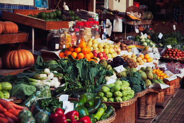 obst und gemüse auf dem bauernmarkt - local market stock-fotos und bilder
