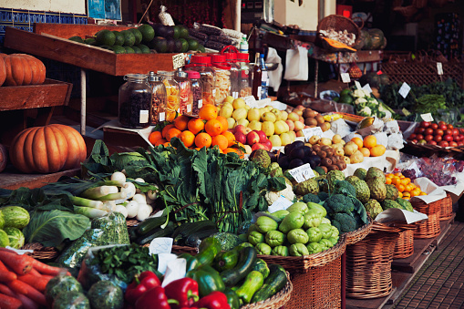 frutas y verduras en el mercado photo