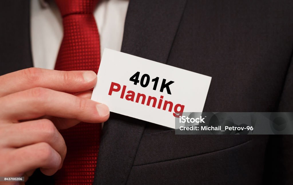 Geschäftsmann steckt eine Karte mit Text 401K Planung in die Tasche - Lizenzfrei 40 Kilometer Stock-Foto