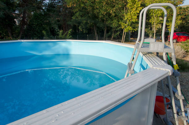 piscina con telaio in metallo pronta per un bagno - above ground pool foto e immagini stock