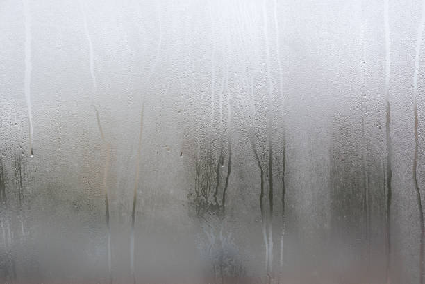 fenêtre avec condensat ou de la vapeur après une pluie battante, grande texture ou d’arrière-plan - drop water condensation glass photos et images de collection