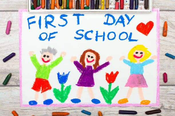 photo de dessin coloré : mots première jour d’école et des enfants heureux. - childs drawing child preschool crayon photos et images de collection