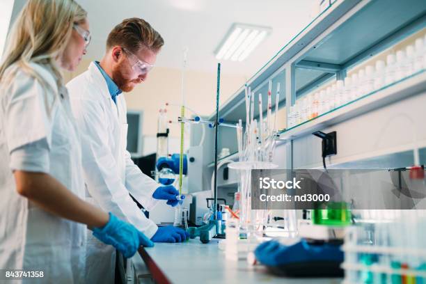 生化学研究室での作業の - 化学のストックフォトや画像を多数ご用意 - 化学, 大学, 実験室