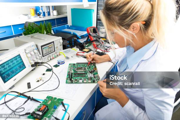 Ingeniera Electrónica Placa Base Del Ordenador De Prueba En Laboratorio Foto de stock y más banco de imágenes de Electrónica