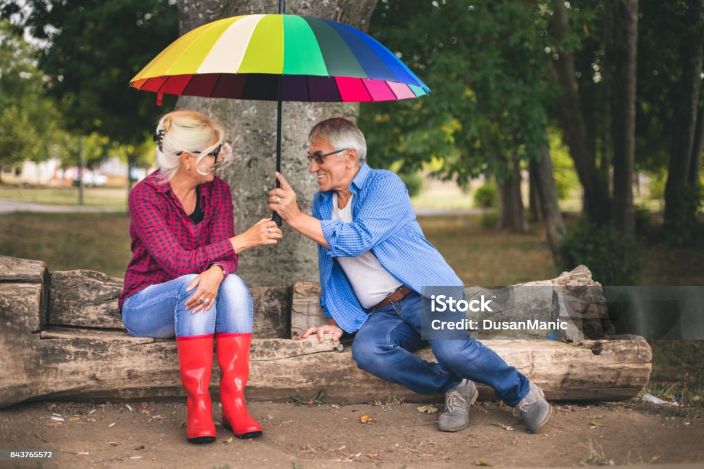 가 비오는 날에 우산을 가진 두 사람 2명에 대한 스톡 사진 및 기타 이미지 - 2명, 가을, 계절 - iStock