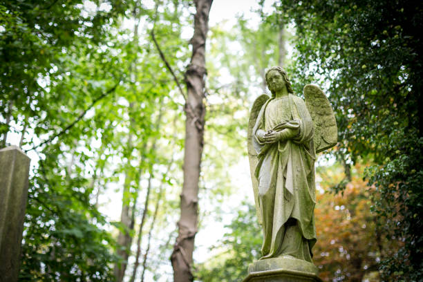 고딕 양식의 비 석, 조각 및 플렛폼 highgate 묘지에서 - highgate cemetery 뉴스 사진 이미지