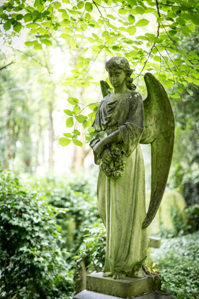 고딕 양식의 비 석, 조각 및 플렛폼 highgate 묘지에서 - highgate cemetery 뉴스 사진 이미지