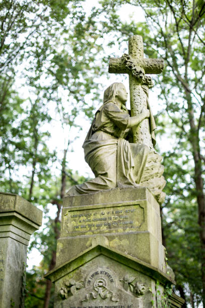 gotische grabsteine, skulpturen und mausoleen auf dem highgate cemetery - highgate cemetery stock-fotos und bilder