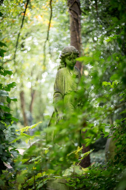 gotische grabsteine, skulpturen und mausoleen auf dem highgate cemetery - highgate cemetery stock-fotos und bilder