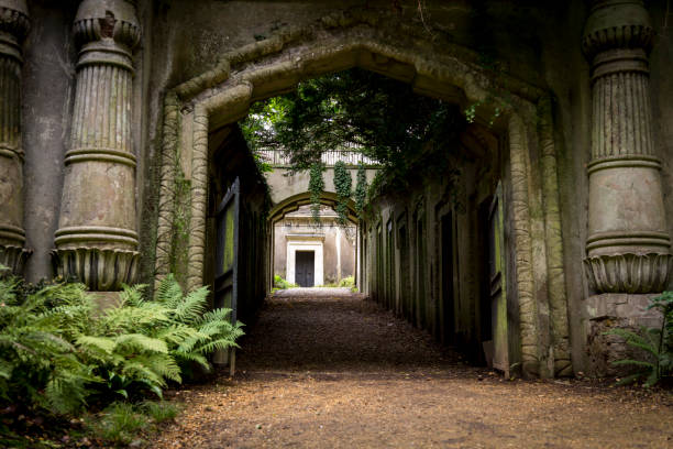 고딕 양식의 비 석, 조각 및 플렛폼 highgate 묘지에서 - highgate cemetery 뉴스 사진 이미지