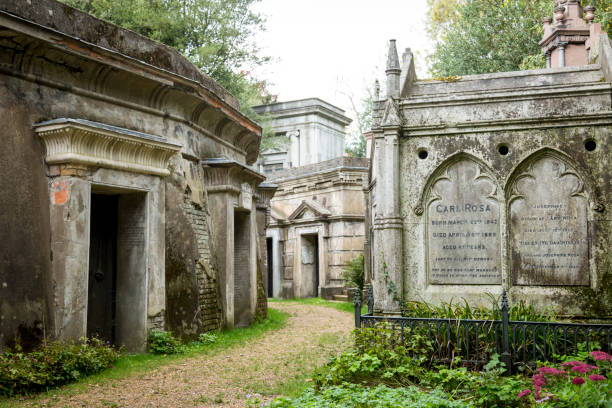 gotische grabsteine, skulpturen und mausoleen auf dem highgate cemetery - highgate cemetery stock-fotos und bilder