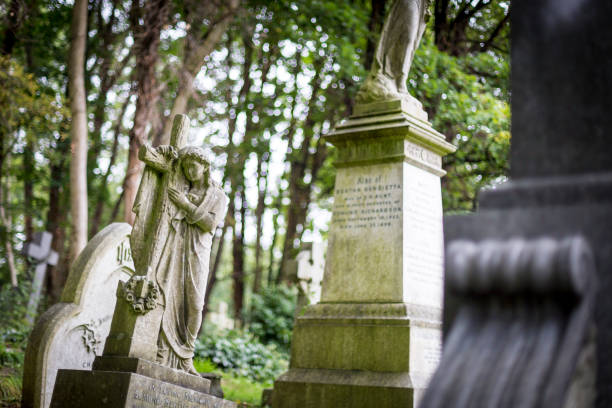 고딕 양식의 비 석, 조각 및 플렛폼 highgate 묘지에서 - highgate cemetery 뉴스 사진 이미지