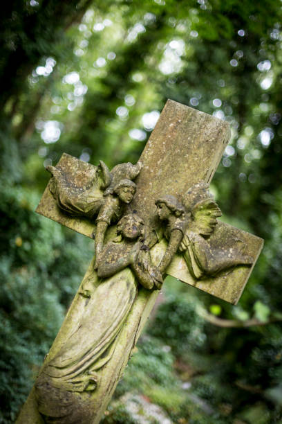 고딕 양식의 비 석, 조각 및 플렛폼 highgate 묘지에서 - highgate cemetery 뉴스 사진 이미지