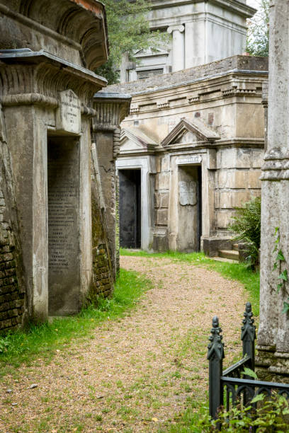 gotische grabsteine, skulpturen und mausoleen auf dem highgate cemetery - highgate cemetery stock-fotos und bilder