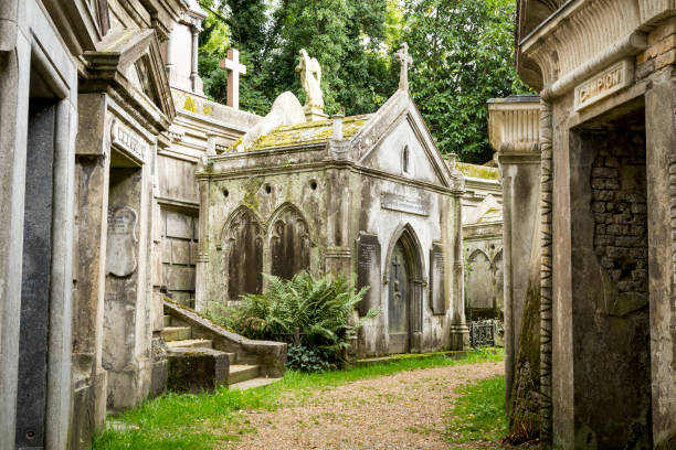 gotische grabsteine, skulpturen und mausoleen auf dem highgate cemetery - highgate cemetery stock-fotos und bilder