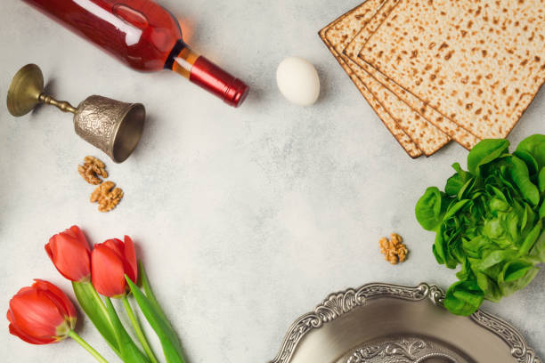 pascha wakacje koncepcji seder płyty, matzoh i butelkę wina na jasnym tle. widok z góry z góry - passover matzo wine wine bottle zdjęcia i obrazy z banku zdjęć