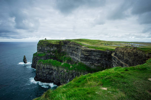 скалы мохера - overcast republic of ireland cloudscape cloud стоковые фото и изображения