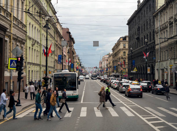 nevsky prospekt, san petersburgo, decorado con pancartas y banderas - confederations cup fotografías e imágenes de stock
