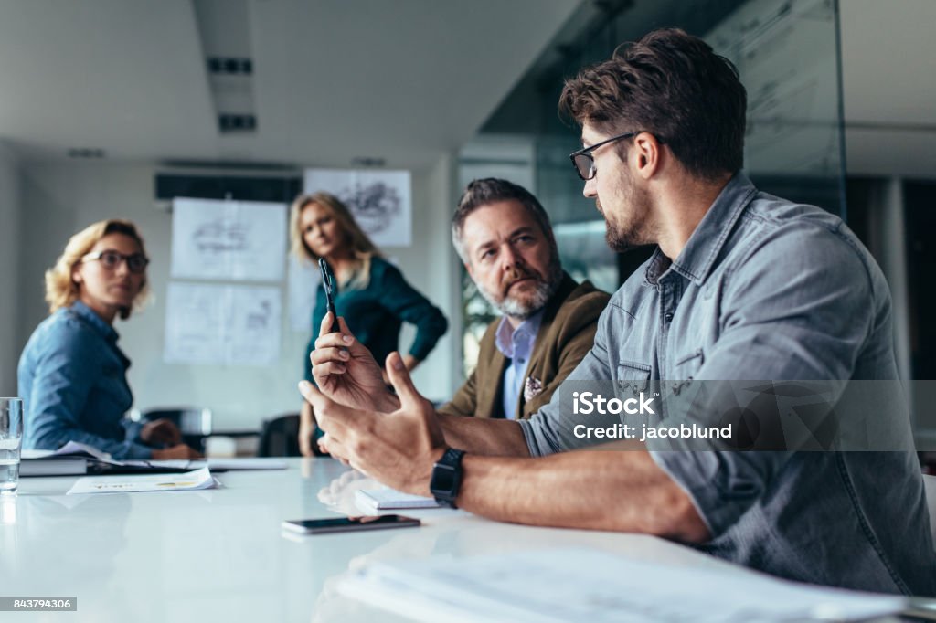 Geschäftsmann, seine Vorschläge zu team - Lizenzfrei Geschäftsbesprechung Stock-Foto