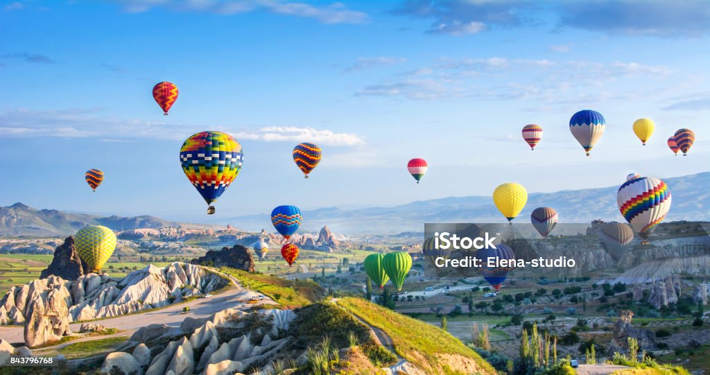 A atração de grande turística da Capadócia - voo de balão. Capadócia é conhecida em todo o mundo como um dos melhores lugares para voar com balões de ar quente. Göreme, Capadócia, Turquia - Foto de stock de Capadócia royalty-free