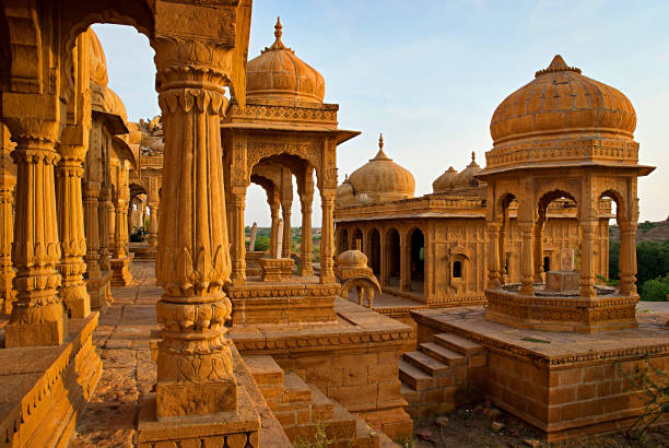 die königlichen ehrenmale der historischen herrscher, auch bekannt als jaisalmer chhatris auf bada bagh in jaisalmer gemacht aus gelbem sandstein bei sonnenuntergang - cenotaph stock-fotos und bilder