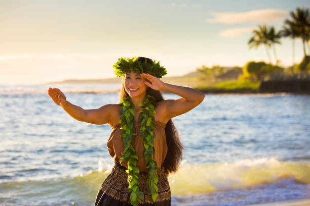 hawaiian hulatänzer tanzen auf dem strand von kauai hawaii - kauai travel destinations tourism photography stock-fotos und bilder