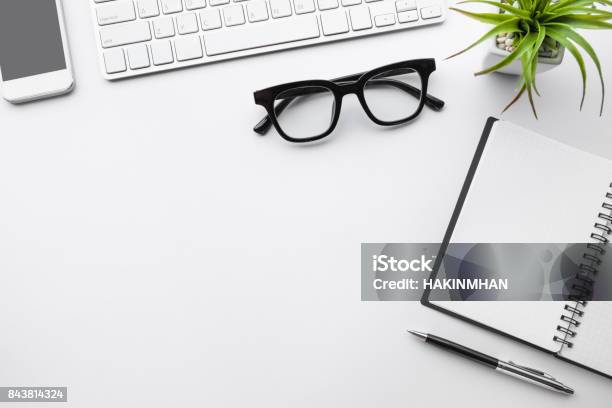 Businesstischplatte Mit Mockup Bürobedarf Auf Weiß Stockfoto und mehr Bilder von Büro