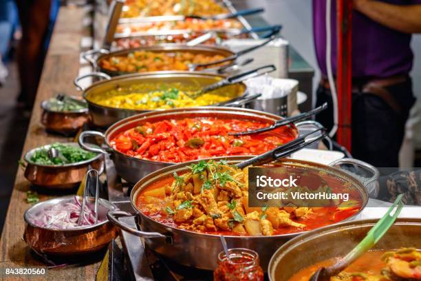 Cocinado Currys En La Exhibición En El Mercado De Camden En Londres Foto de stock y más banco de imágenes de Alimento