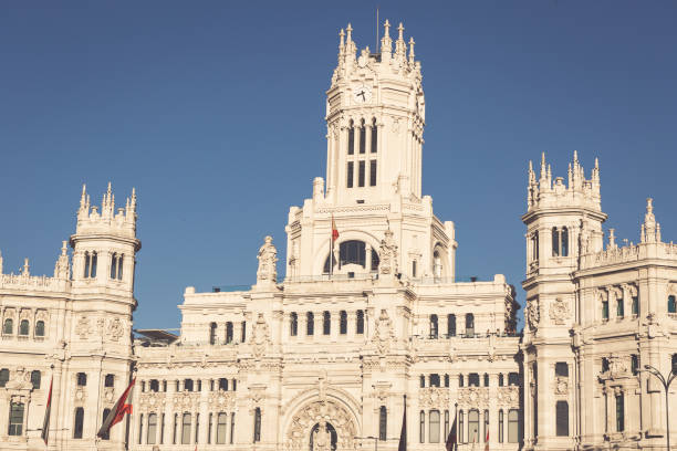 plaza de la cibeles (площадь кибеле) - центральное почтовое отделение (palacio de comunicaciones), мадрид, испания. - plaza de la cibeles стоковые фото и изображения