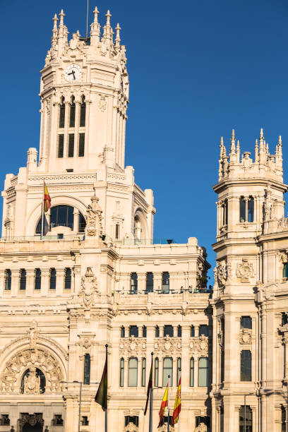 plaza de la cibeles (площадь кибеле) - центральное почтовое отделение (palacio de comunicaciones), мадрид, испания. - plaza de la cibeles стоковые фото и изображения