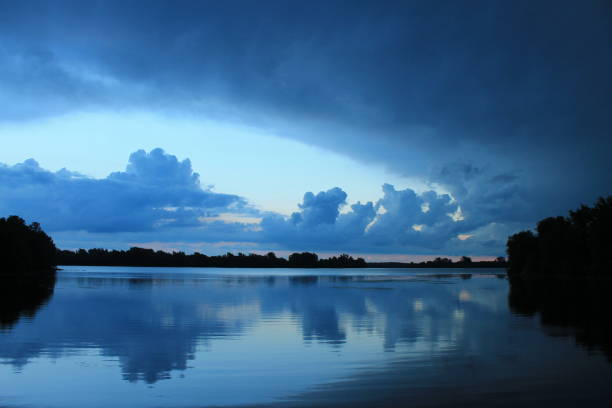 st.-lorenz-strom mit dem himmel reflektiert auf dem wasser - lawrence quebec canada north america stock-fotos und bilder