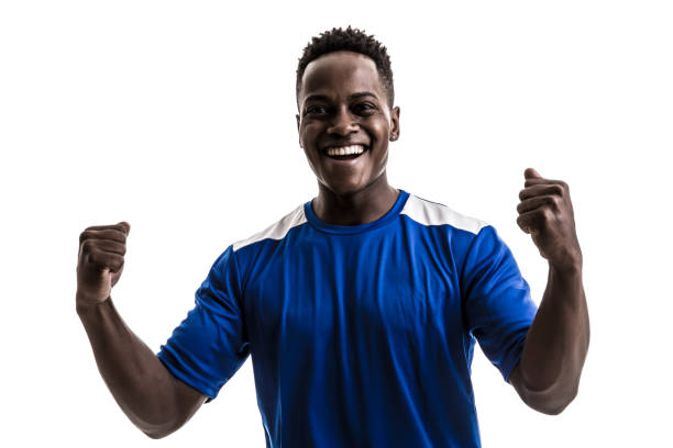 lüfter / sport player auf blaue uniform feiert auf weißem hintergrund - soccer player soccer men smiling stock-fotos und bilder