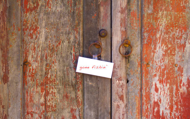 "gone fishin'" lưu ý về cửa đỏ bị phong hóa cũ - gone fishing sign hình ảnh sẵn có, bức ảnh & hình ảnh trả phí bản quyền một lần