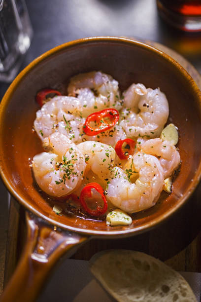 gambas al ajillo. gamberi cotti in olio vergine con aglio e peperoncino - ajillo foto e immagini stock