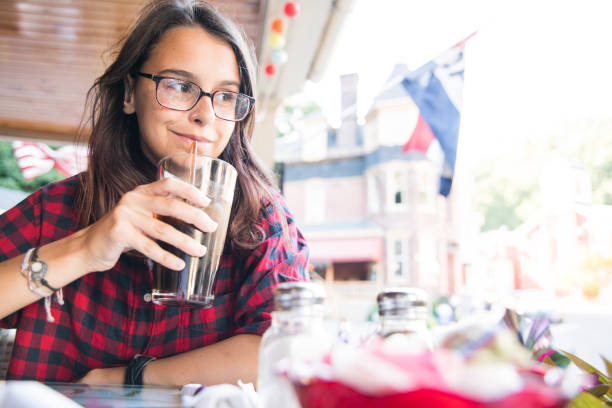 a menina de adolescente bonita 16 anos comendo na rua cafee em jim thorpe, região de poconos, pensilvânia - 16 17 years - fotografias e filmes do acervo