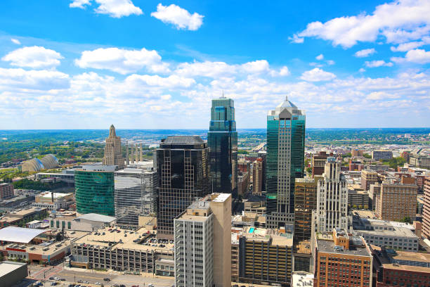 vue de la skyline de missouri kansas city de la mairie - centre de spectacles photos et images de collection