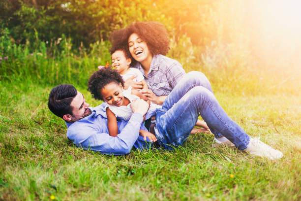 familia feliz al aire libre en el parque. - baby mother summer park fotografías e imágenes de stock