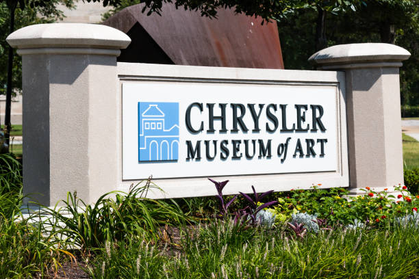 zeichen-marker für chrysler museum of art in norfolk, virginia - chrysler stock-fotos und bilder