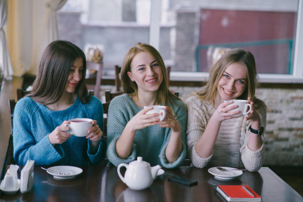 istock girls in cafe 843961998