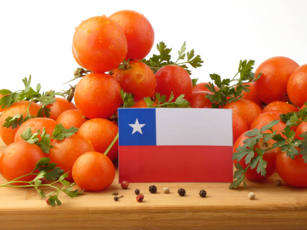 chilijska flaga na drewnianym panelu z pomidorami odizolowanymi na białym tle - basil herb plant organic zdjęcia i obrazy z banku zdjęć