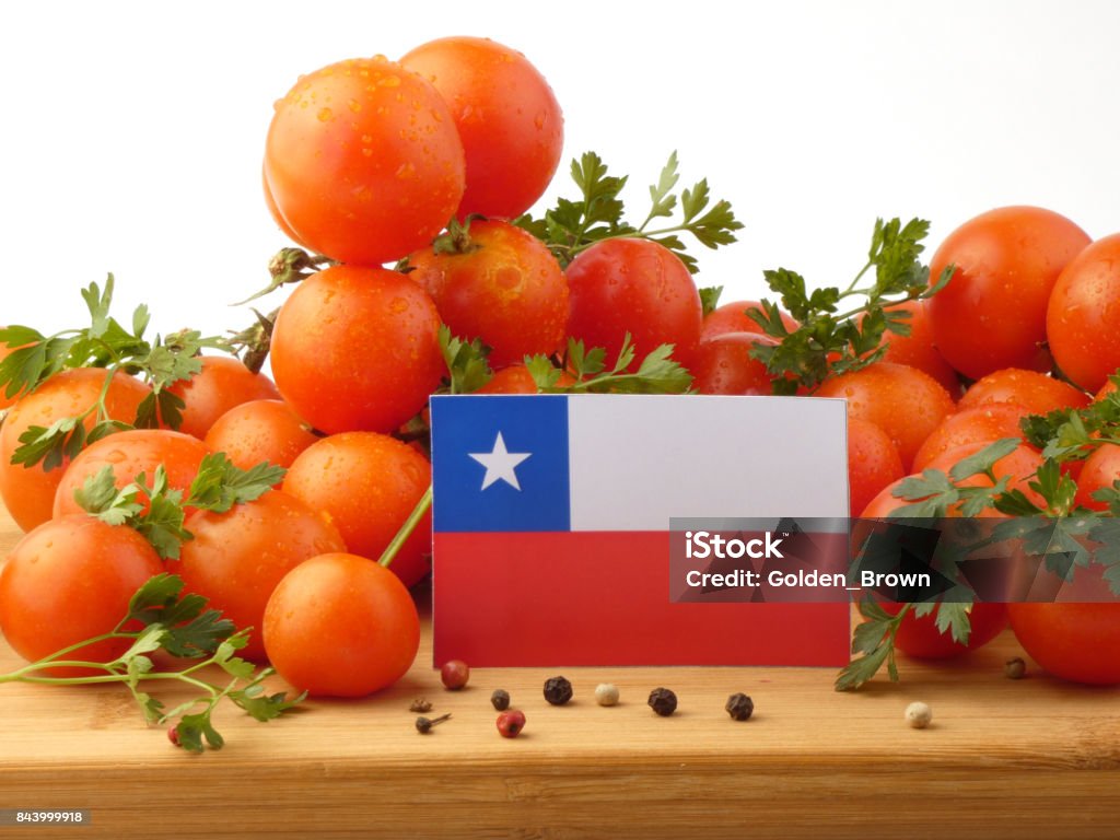 Bandeira chilena em um painel de madeira com tomates isolado em um fundo branco - Foto de stock de Alimentação Saudável royalty-free